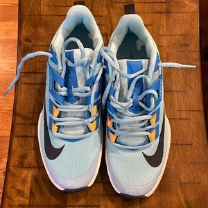 Nike tennis court tennis shoes